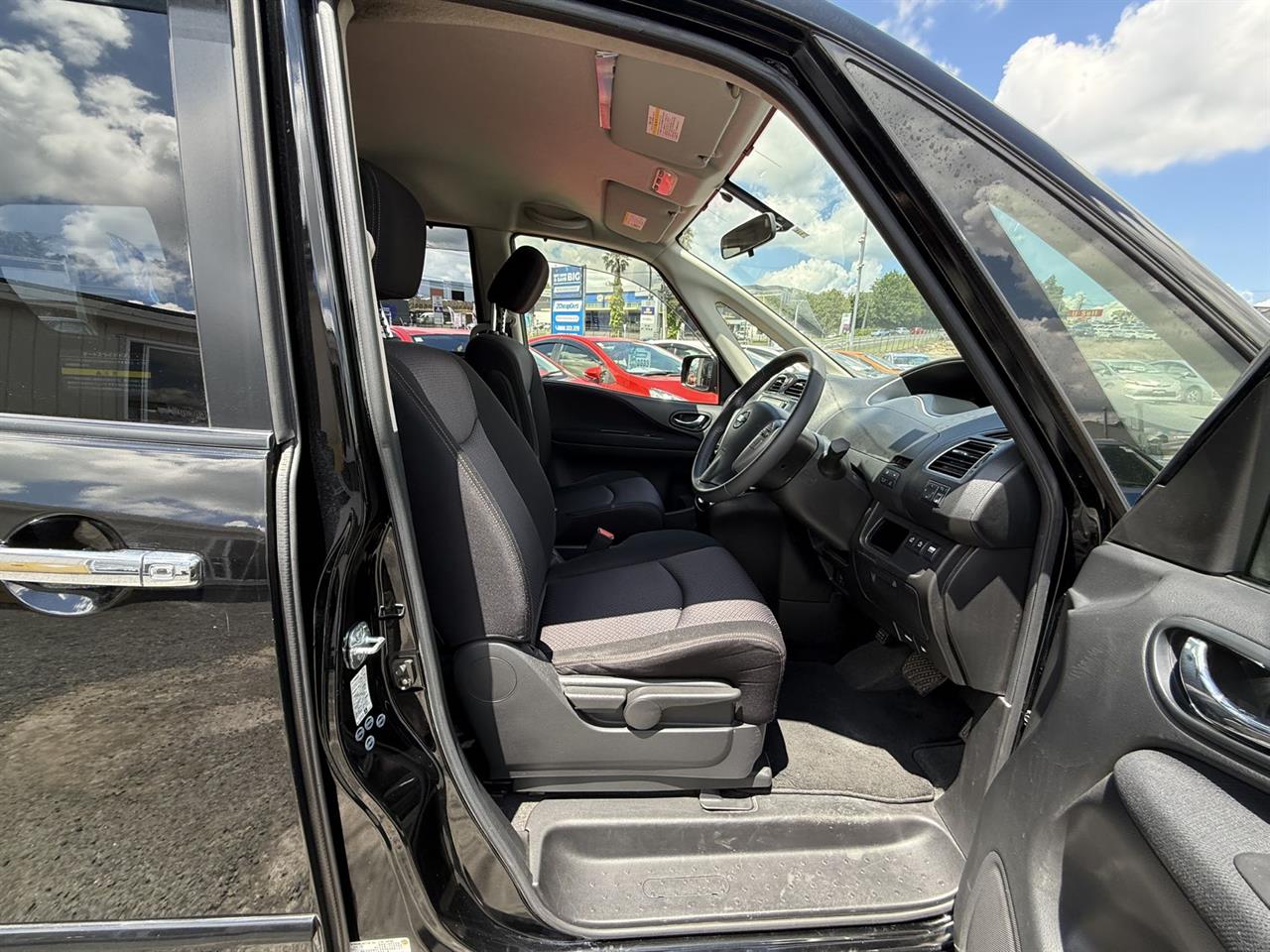 2013 Nissan Serena Hybrid