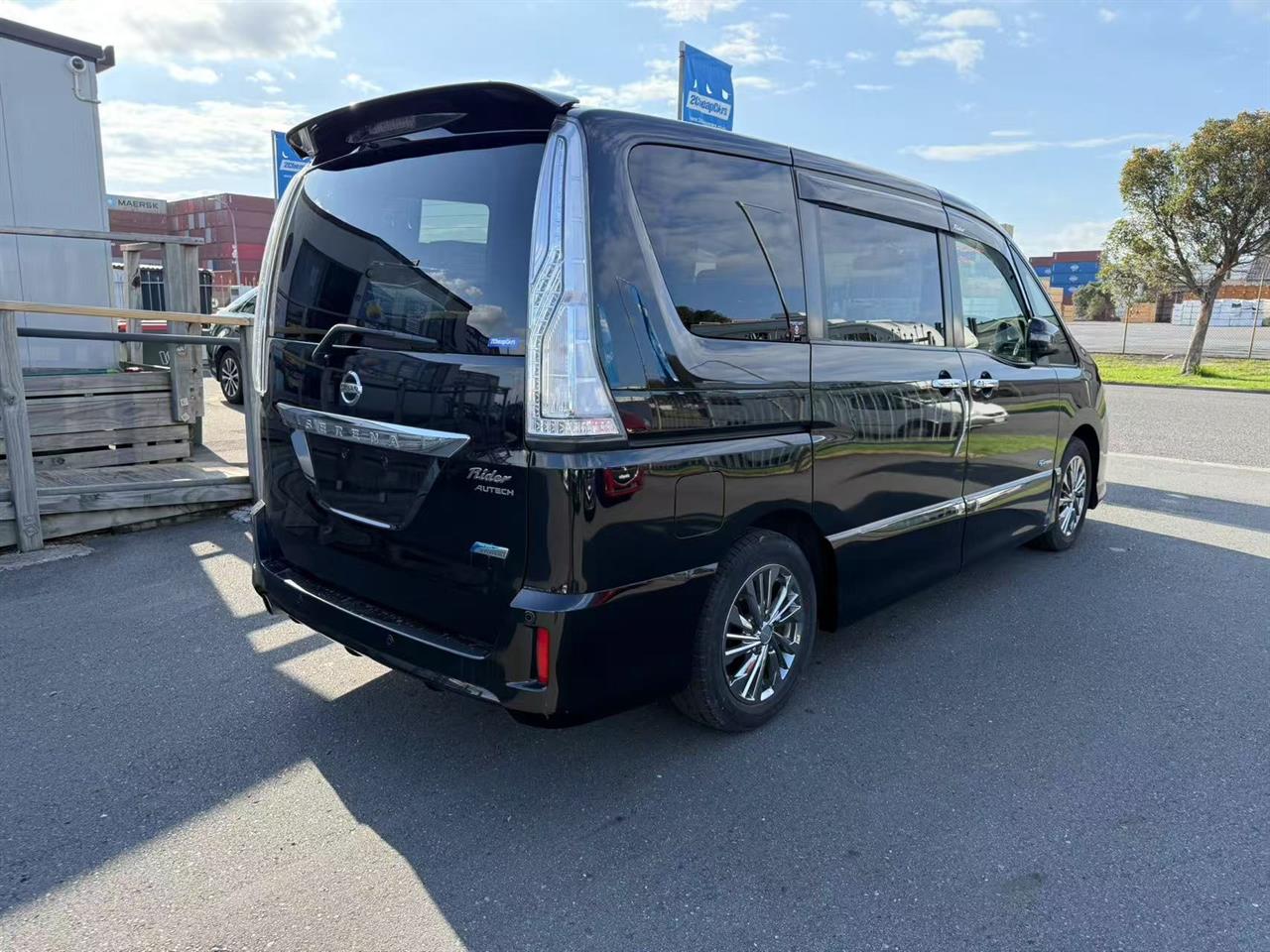 2014 Nissan Serena Hybrid