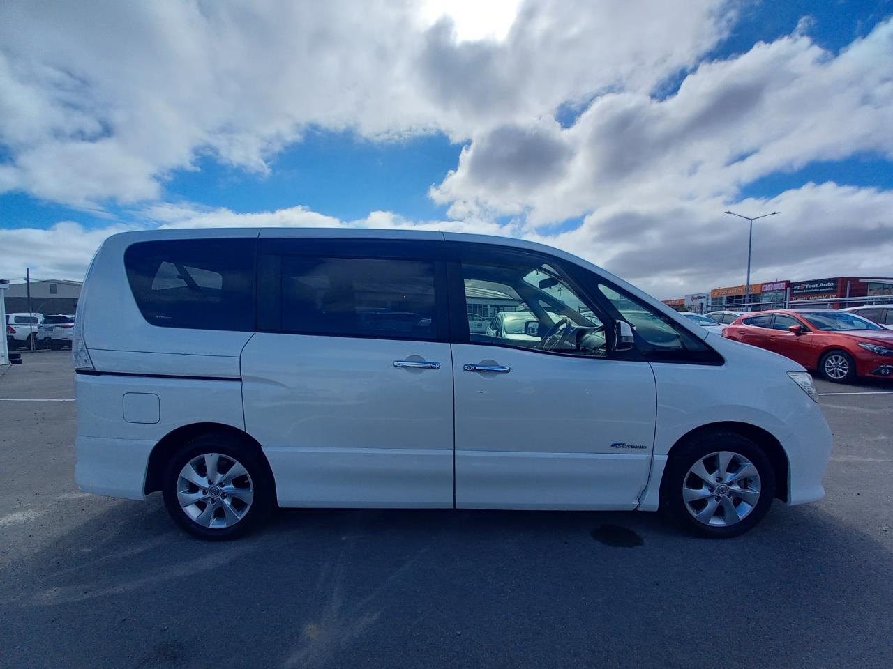 2012 Nissan Serena Hybrid