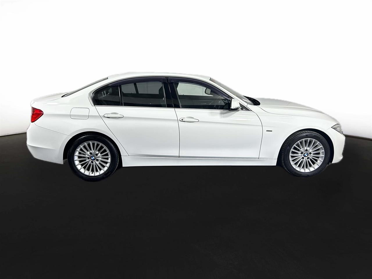 2013 BMW 320i Luxury