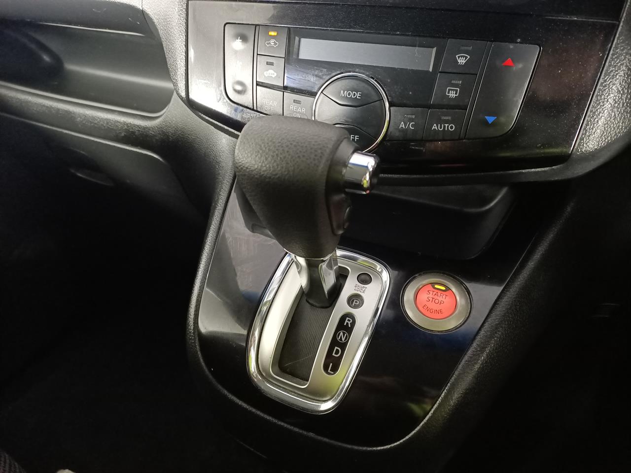 2014 Nissan Serena Hybrid