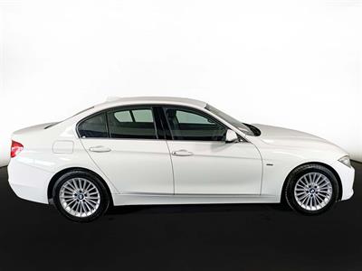 2012 BMW 320i Luxury