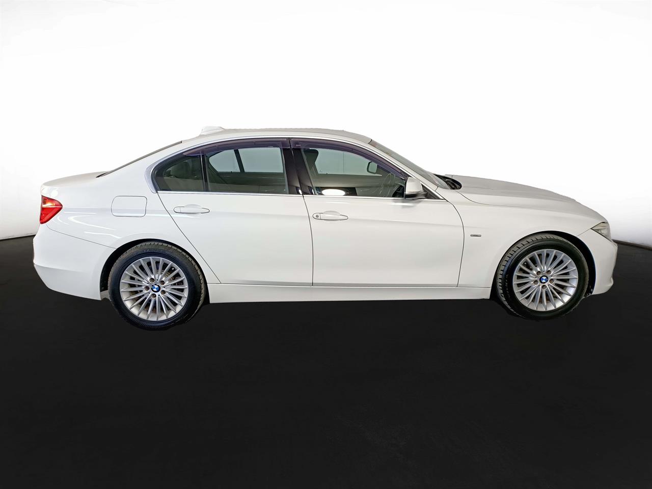 2012 BMW 320i Luxury