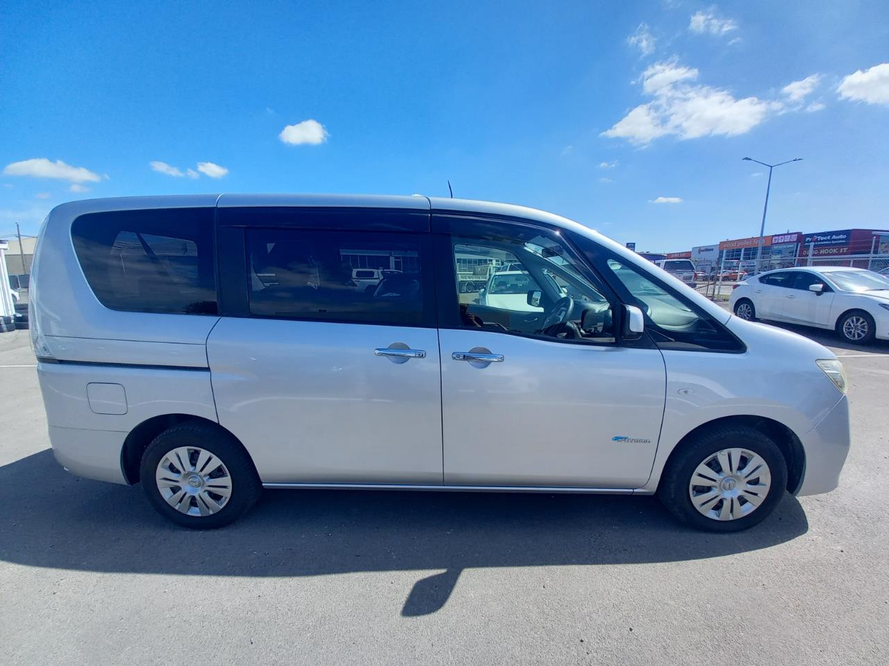 2013 Nissan Serena Hybrid